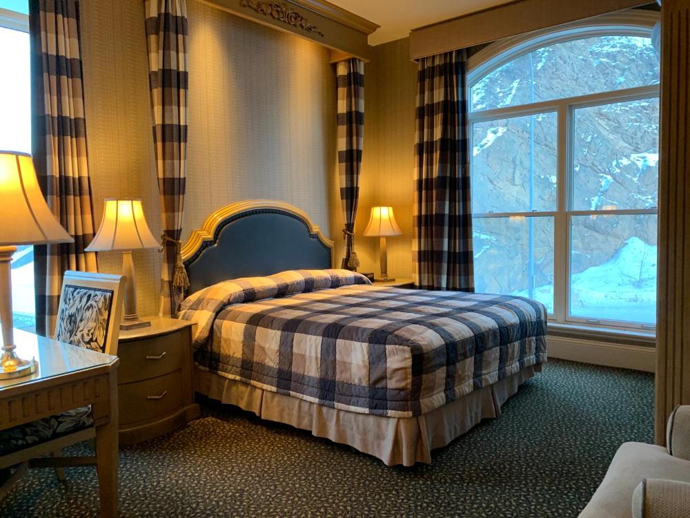 King Suite with Spa Bath interior