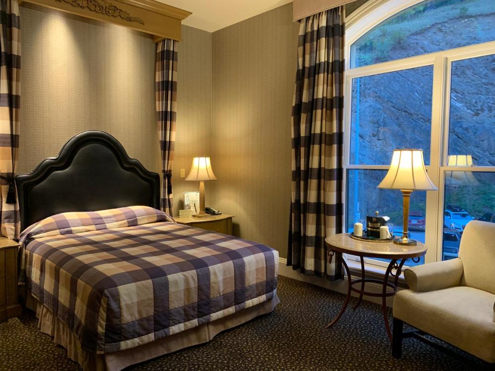 Single Queen Room interior